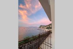 Casa di charme panoramica a Capri sulla spiaggia. Images