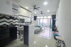 Studio Balcony Lake View Palazio Austin IKEA AEON by GDRAGON HomeStay Images