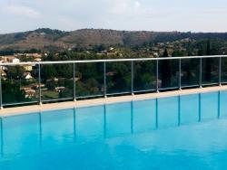 gite dans une maison en rez-de-chaussée avec piscine Images