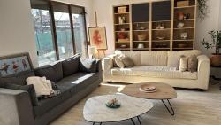 LARGE GUEST HOUSE Apartment Near the Center with Full Kitchen & Dining Room, King Beds, Garden Patio & Free Parking Images