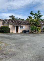 Petite maison dans un village du Gers Images