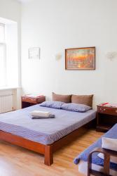 Апартаменти 3-кімнатні в центрі, метро Театральна Images