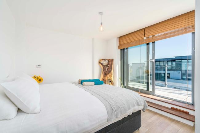Stylish Apt for 2 in Tottenham with Stunning View Images_5