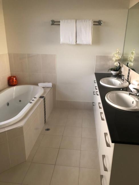 21 on Hursley Motel Apartments Images_5