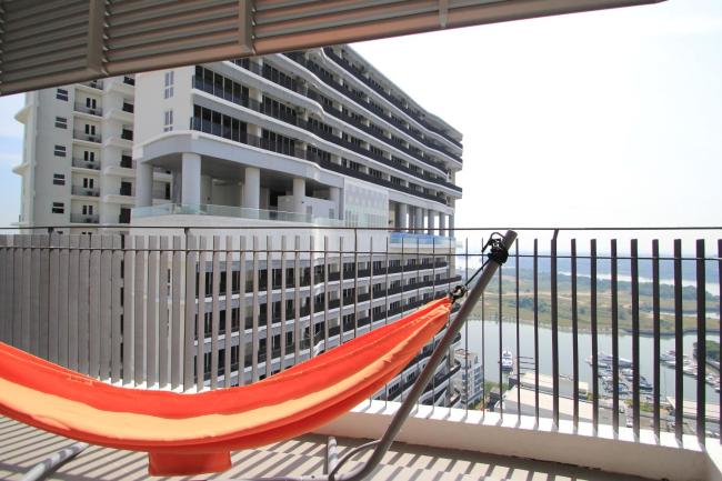 High Floor 2BR Apt Near LEGOLAND, with Views Images_1