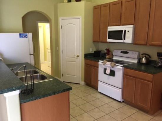 Lovely 4 Bedroom 3 Bath Pool Home with Games Room Images_4