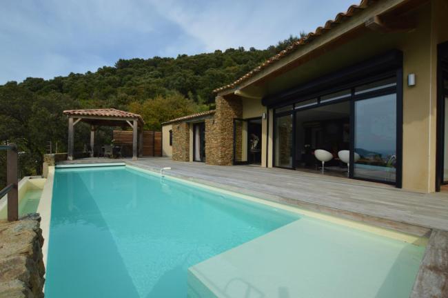Villa avec piscine à débordement et vue Images_1
