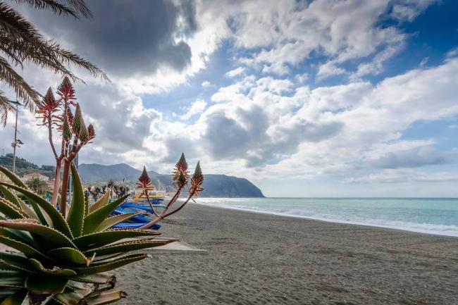 ALTIDO Lovely Apt for 4, with SeaView Moments from Beach Images_2