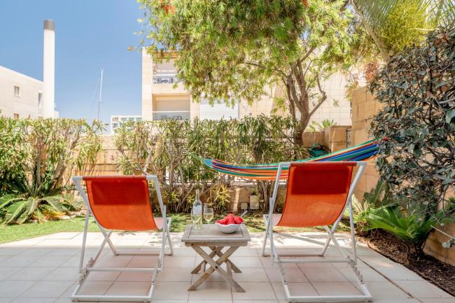Bright Marina Apt w/ Pool & Gym Access by Sea N' Rent Images_1