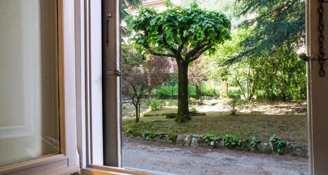 JOIVY Splendid 3BR Apt with Parking and Terrace in Como Images_4