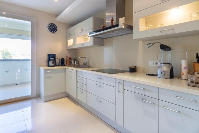 Primera línea de playa-Apartamento amplio con vistas al mar, jardín y piscina climatizada, Estepona Images_4