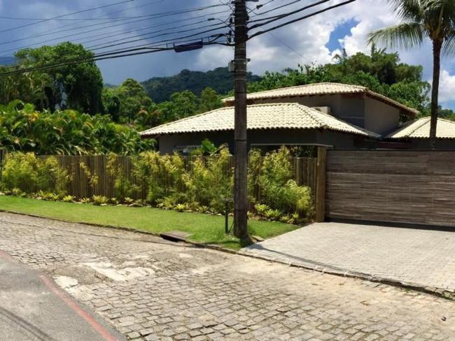 Linda casa com quatro suítes no condomínio Frade Images_4