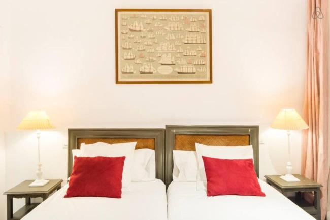 Explore a Walkable Neighborhood around a Comfy Apartment Images_2