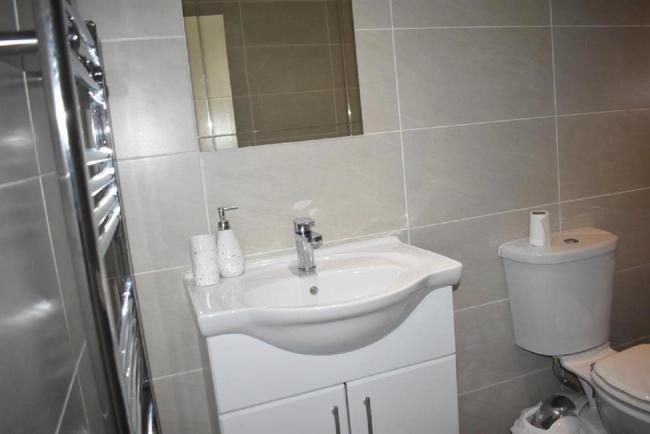 Lux Apartment in Gatwick Images_5