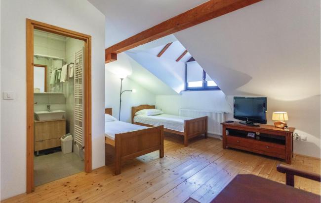 Awesome home in Opatovac w/ WiFi and 5 Bedrooms Images_3