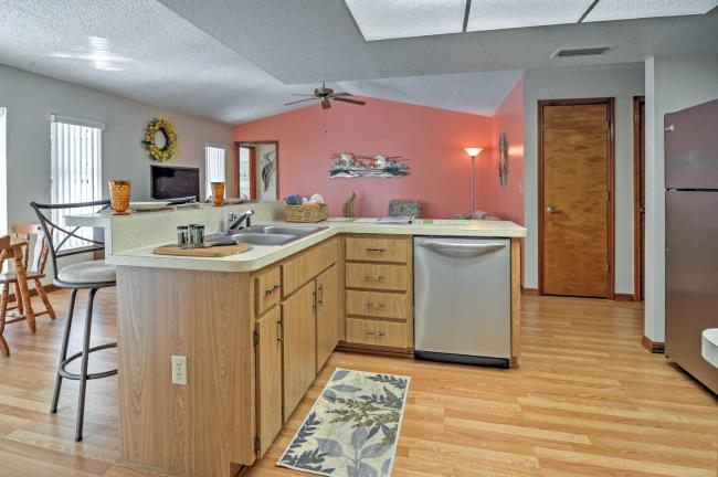 Pristine Spring Hill House with Private Pool and Lanai Images_3