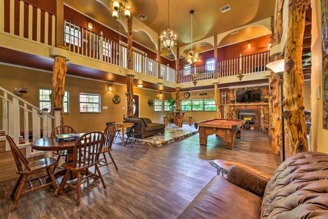Spacious Conroe Home with Foosball and Pool Table! Images_3
