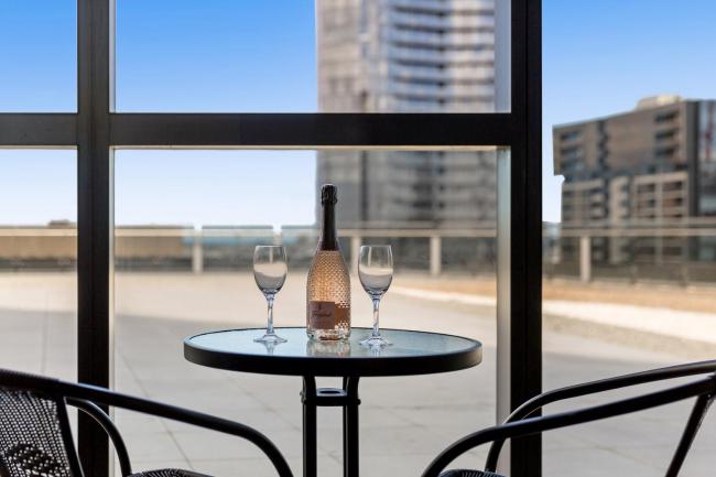 Sleek one Bedroom Unit Close to Transit and City Images_5