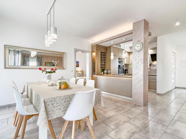 Spadici Villa Sleeps 8 with Pool Air Con and WiFi Images_3