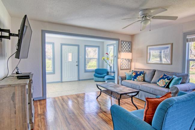 Private Lighted Pier! Cottage nestled in the oak trees right on Copano Bay! Images_4