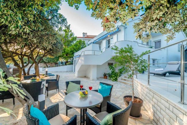 Mandre Villa Sleeps 12 with Pool Air Con and WiFi Images_3