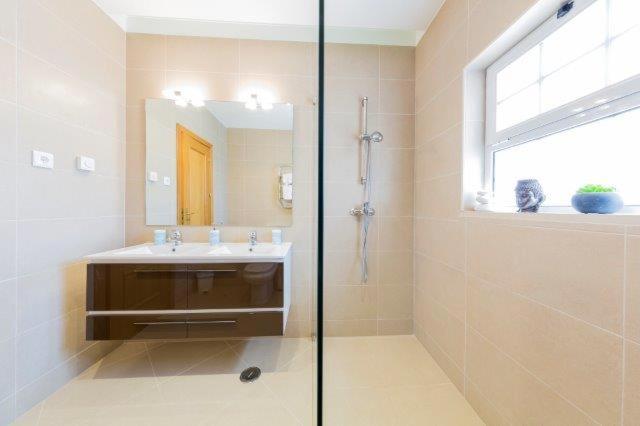 Vale do Lobo Villa Sleeps 10 with Pool Air Con and WiFi Images_3