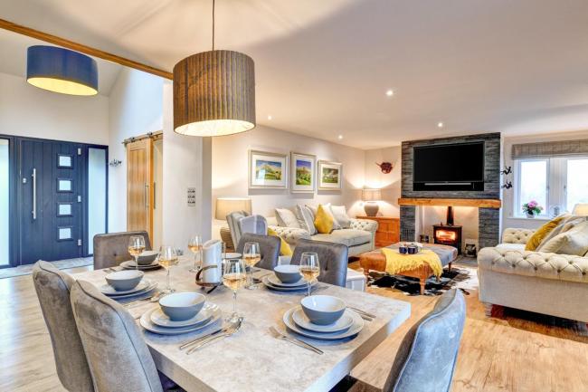 Harmby Villa Sleeps 6 with WiFi Images_2