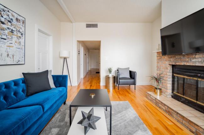 3BR Unit Relaxing Patio In Trendy Logan Square Images_4