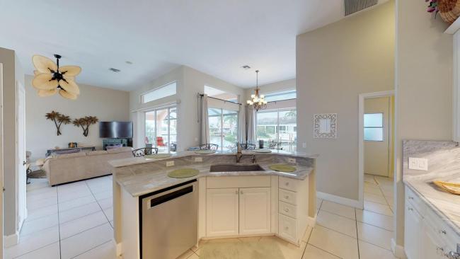 Updates!! Gorgeous Waterfront 3 Bed 2 Bath Home w/ Pool/Spa on Quiet Block!! Images_3