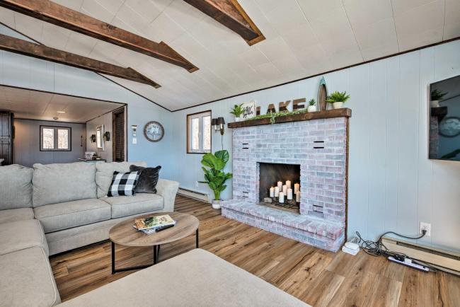 Lakefront Poconos Home w/Deck & Private Dock! Images_5