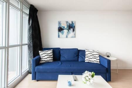 Luxurious Condo with a lake view Images_2