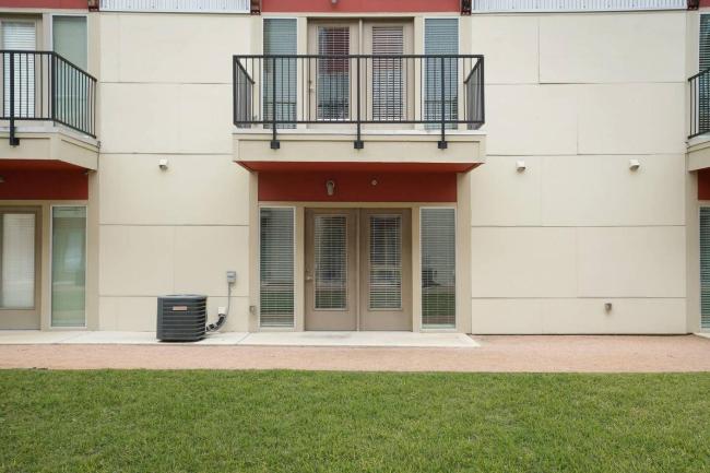 Contemporary and Open 2BR Apt near Downtown Images_5