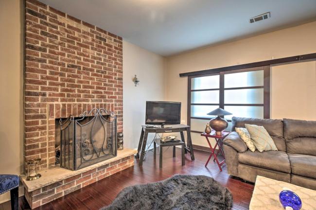 Cozy Steger Apartment with Patio 30 Mi to Chicago! Images_3