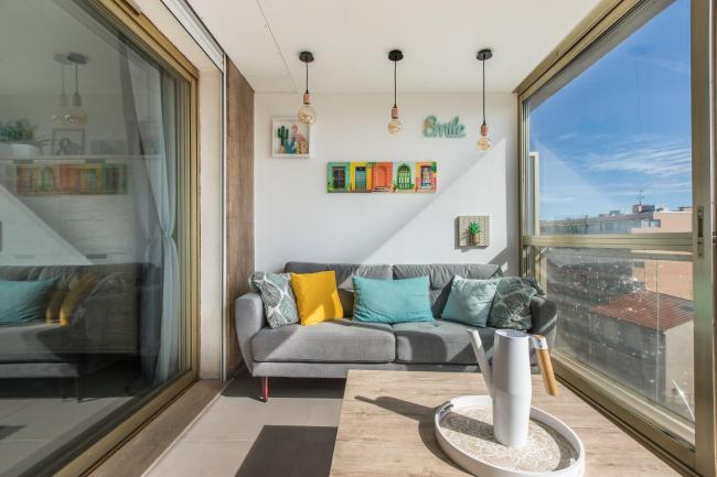Admire Panoramic Ocean Views Through Walls of Windows Images