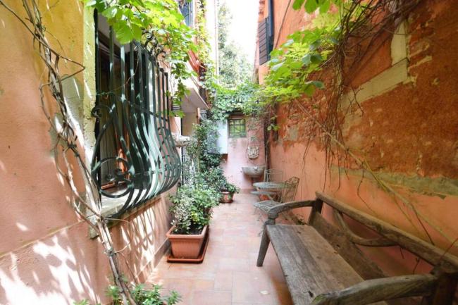 Zattere Cottage close to Guggenheim Images_3