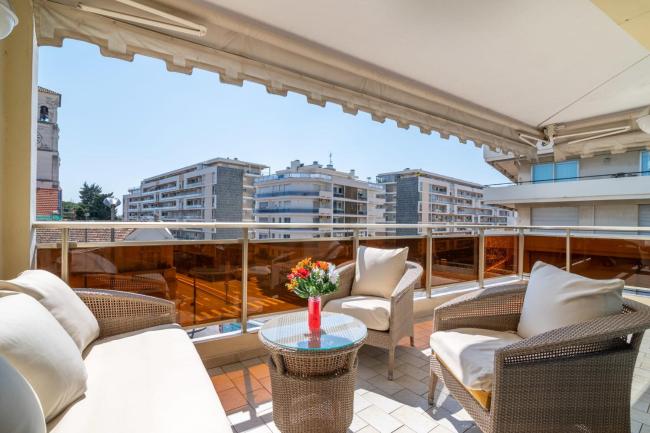 In a quiet environment , a two rooms apartment close to the center of Canne Images_1