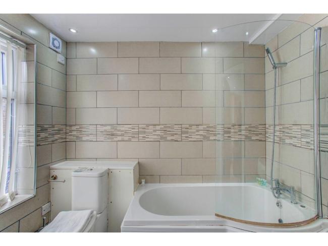 Perfect pad for a night out, up to 4. NQ, MCR! Images_1