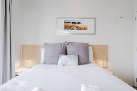 2 Brm Apt with Stunning Harbour Views, Level 24 Images_3
