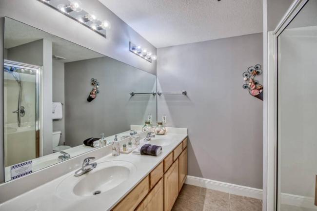 Stunning 3BR 2BA Updated 19th Floor Resort Condo Images_1