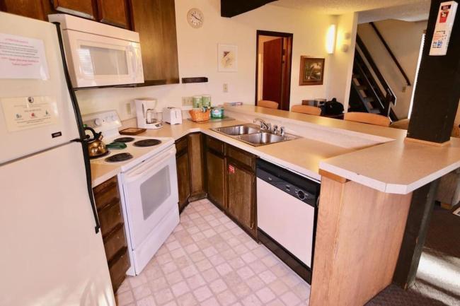 Cozy Mammoth Condo with a Fireplace Pool Jacuzzi and Sauna Images_4