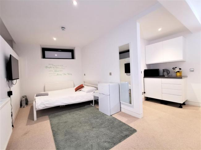 (1b) Spacious Double Room with en-suite Images_3