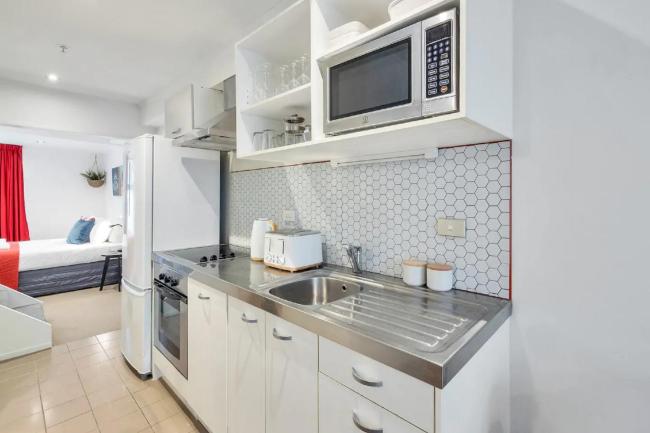 Metro Living Apt near Skytower and Parking Images_2