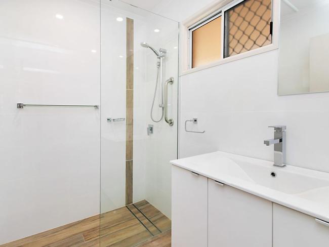 Pacific View unit 5 - Comfortable budget style, Beachfront Rainbow Bay Coolangatta Images_5