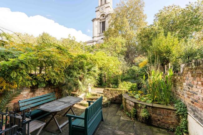 NEW Spacious 4BD House in Historic Limehouse Images_4