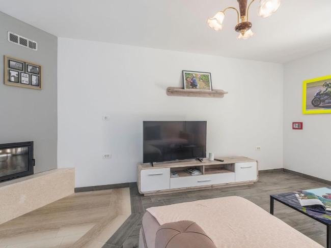 Holiday house with small pool and grill terrace in an idyllic location Images_5