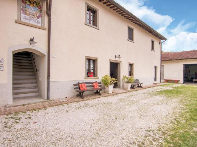 Homey Apartment in Borgo Pace with Jacuzzi Images_3