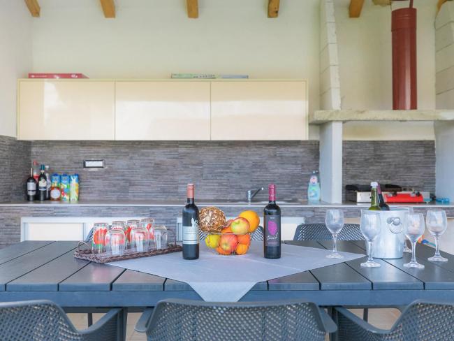 Villa in Sisan Sleeps 6 with Pool and Air Con Images_4