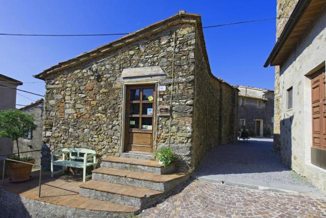 Gualdo Apartment Sleeps 4 with Pool and WiFi Images_5