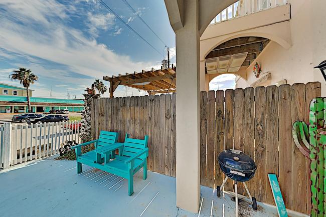 All-Suite Swordfish Retreat - 1 Block to Beach Duplex Images_1