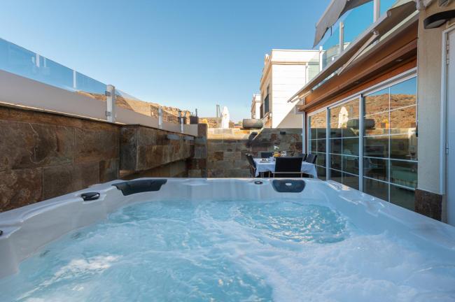 Luxury Apartment With Jacuzzi and Pool Access Images_4